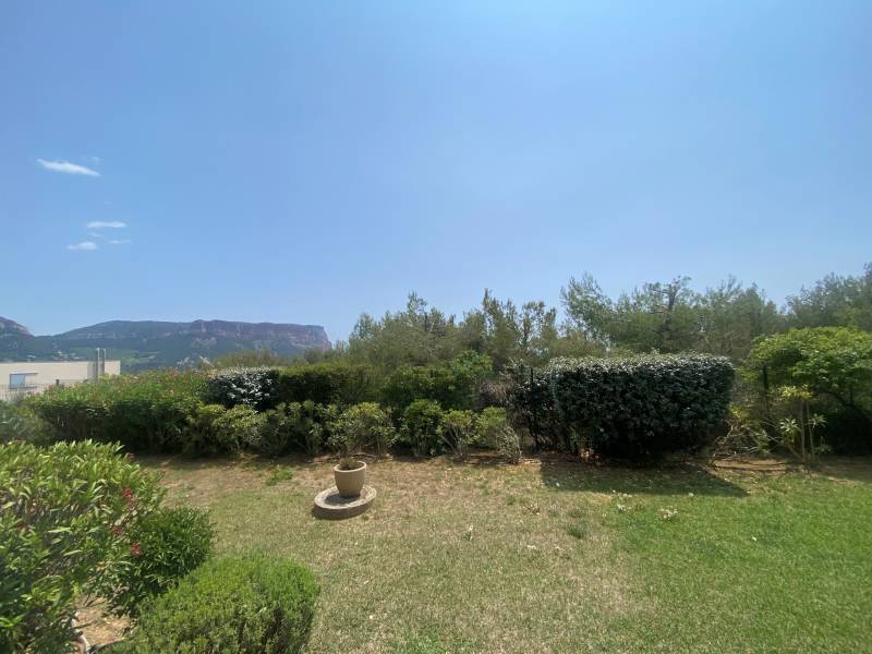 Location meublée studio Cassis  avec terrasse vue Cap Canaille et parking privatif dans résidence sécurisée avec piscine