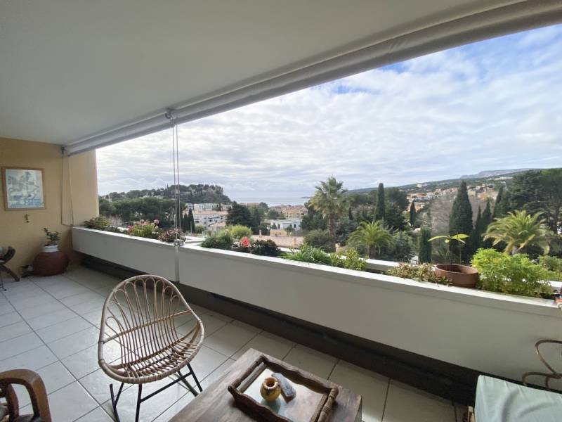 Location appartement T3 Cassis  dans résidence de standing au centre de Cassis avec terrasse vue mer et garage
