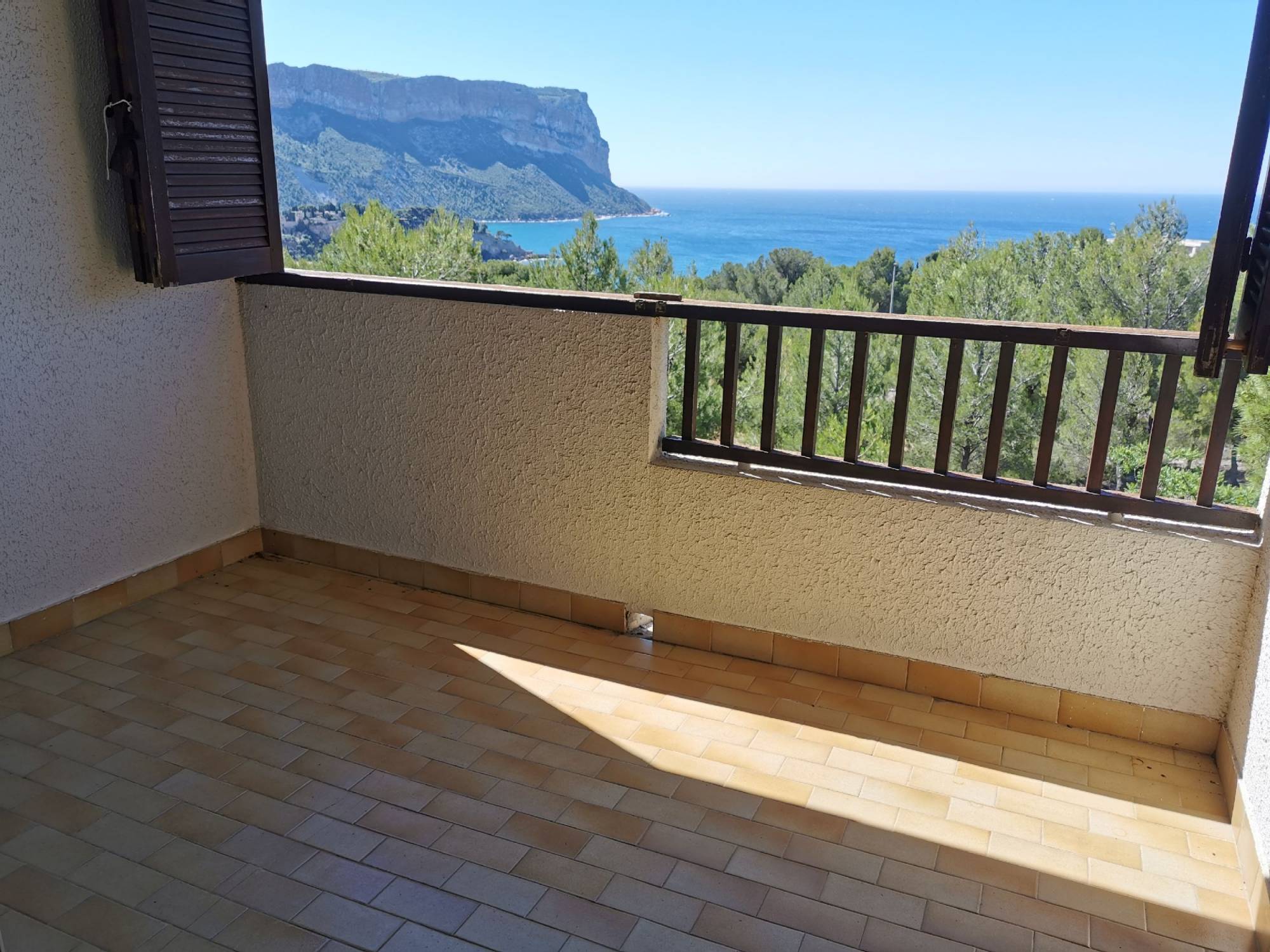 studio Cassis avec terrasse vue mer et parking privatif dans résidence gardée avec piscine