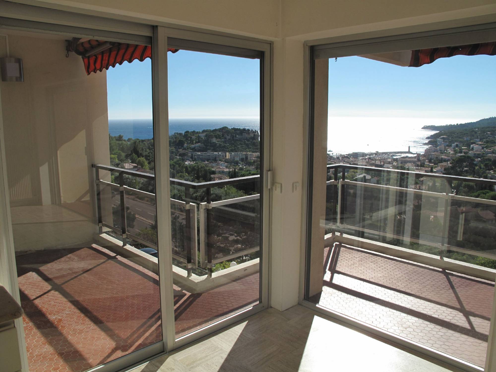 appartement 2 Cassis ouvrant sur terrasse vue mer dans résidence de standing avec piscine, ascenseur et parking 