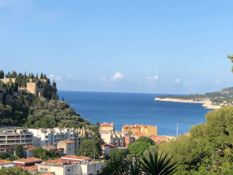 Location saisonnière appartement T4 Cassis  au premier étage avec ascenseur dans résidence fermée de standing avec parking libre et terrasse vue mer