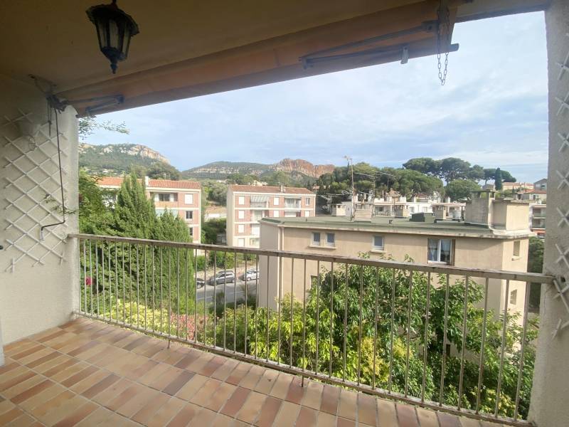 Location appartement T2 Cassis  en dernier étage avec 2 terrasses vue dégagée et cave