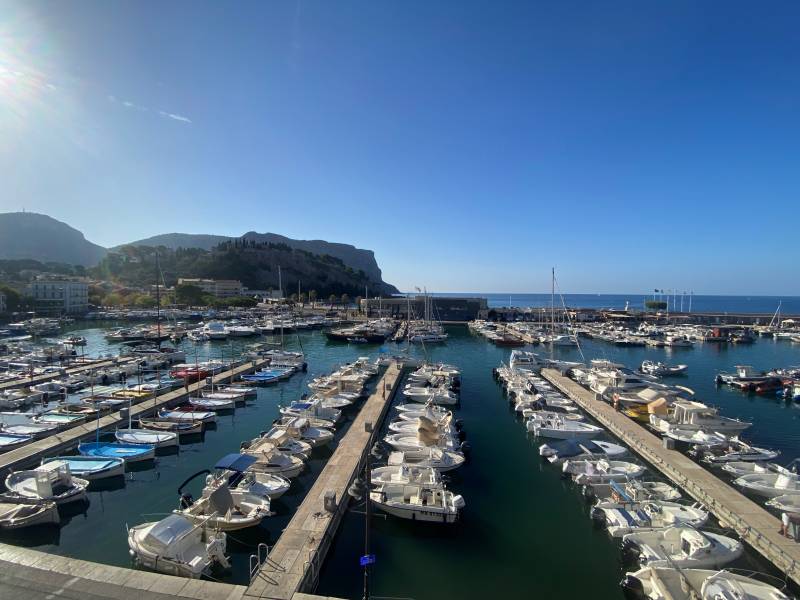 Location appartement T1/2 Cassis  bénéficiant d'un emplacement exceptionnel sur le port