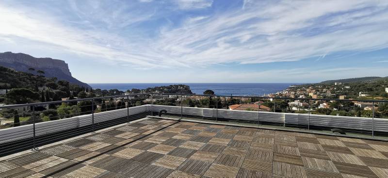 Location meublée appartement T4 en duplex Cassis  avec terrasse vue mer, jardin, solarium & garage