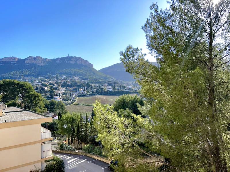 Location appartement T2 Cassis  avec balcon vue dégagée, parking et cave dans résidence sécurisée